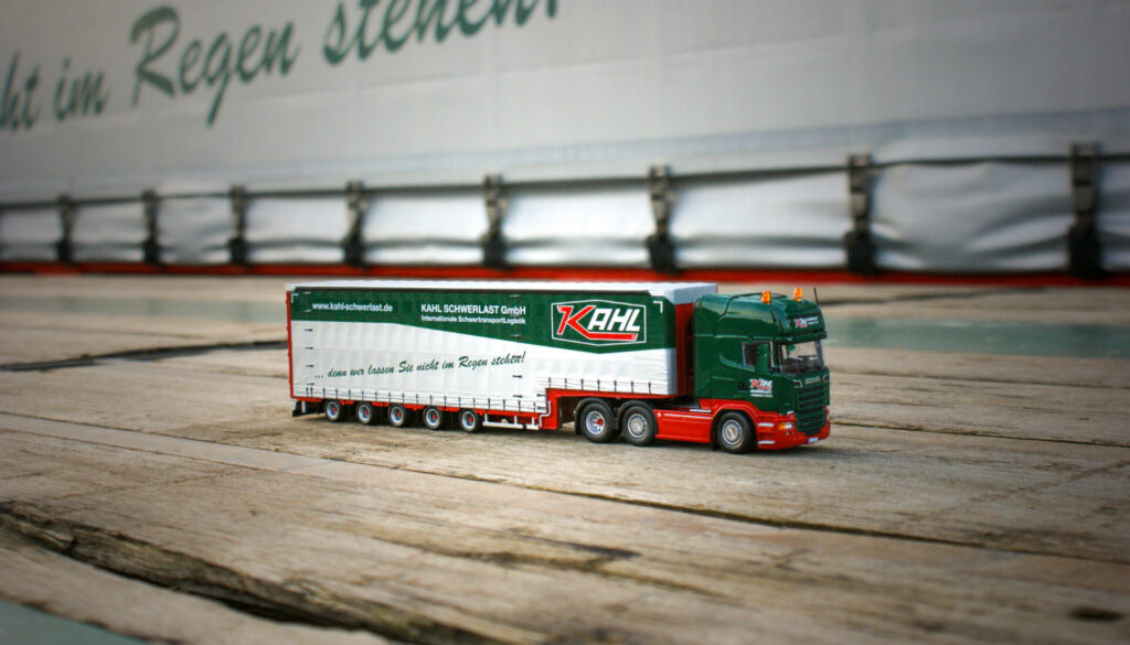 Modell-Schwertransport-Planensemi-Kahl-Schwerlast