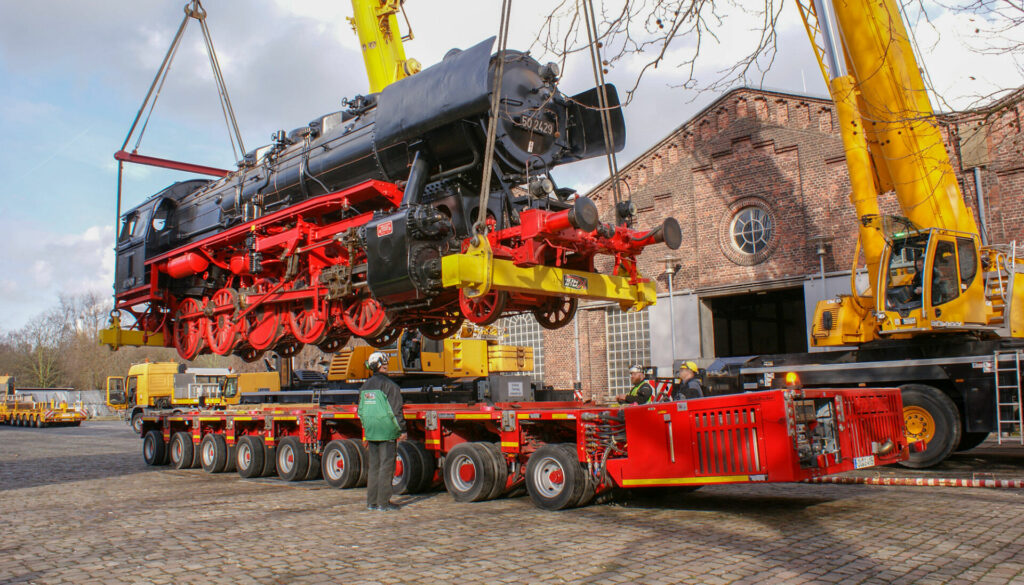 Schwertransport-Dampflok-Kahl-Schwerlast
