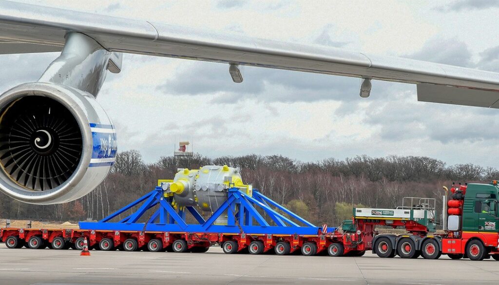 Schwertransport Flugzeug Antonov Flughafen Koeln Bonn Kahl Schwerlast