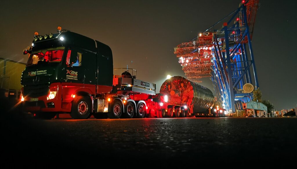 Schwertransport-Kessebrueck-Hafen-Hamburg-Kahl-Schwerlast.