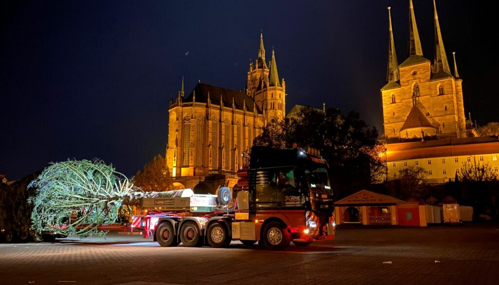 Semi-Tieflader Schwertransport Weihnachtsbaum Erfurt Kahl Schwerlast