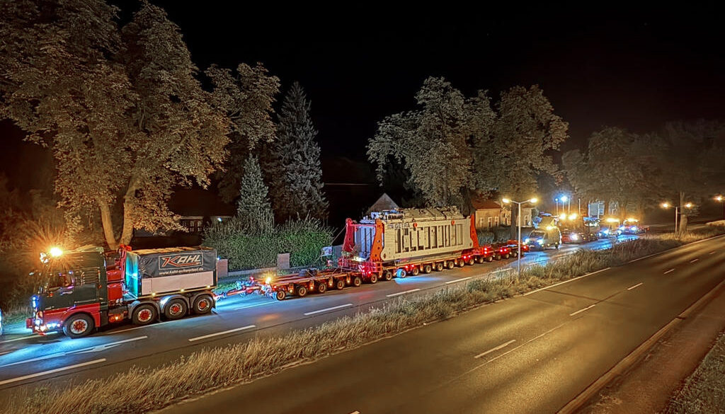 210-tonne transformer on a KAHL Group heavy-duty trailer during nighttime transport through Berlin.