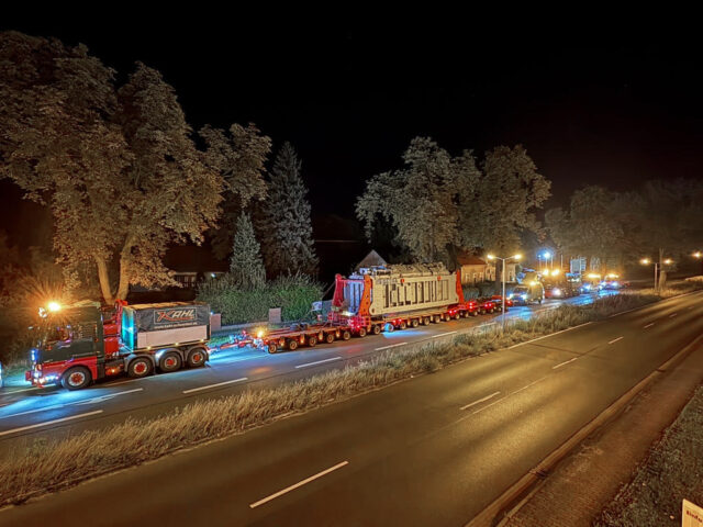 210-tonne transformer on a KAHL Group heavy-duty trailer during nighttime transport through Berlin.